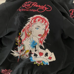 Ed hardy kofta - Jättefin tajtare ed hardy kofta med stretchigt material. Super fint skick. Tryck med pärlor där bak. Säljer vid bra bud! passar xs-M då den är stretchig. 