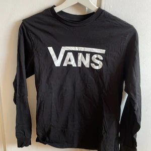 Vans långärmad  - En äkta vans långärmad tröja i storleken 11-12 men passar mig som är 15 år. Den är använd max en gång så är i väldigt fint skick. 