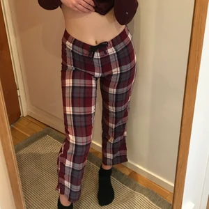 Mjukisbyxor - Mjukis/sovbyxor från H&M i storlek XS. De har ingen stretch och är ganska korta (se bild 1). Säljer för att de blivit för små. Jag kan mötas upp annars tillkommer frakt!! Valfritt fraktalternativ från postnord (köparen står för allt)