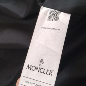 Moncler i storlek S - Hej jag säljer min Moncler jacka. Jag säljer den på grund av att vinter är över snart.  Jag har ingen kvitto. Den är akta