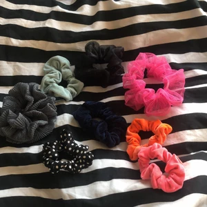 Scrunchies - Säljer dessa scrunchies 5 kr var 30 kr för alla. ❤️