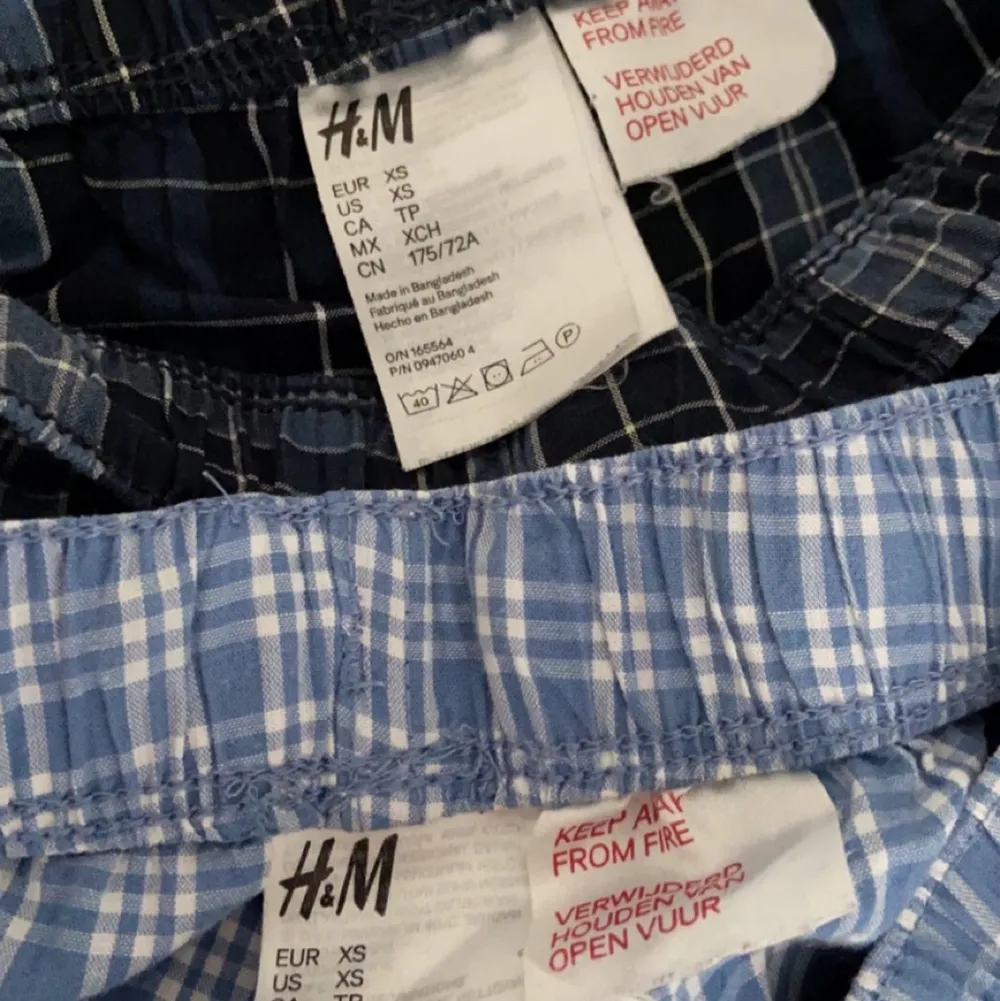 DE MÖRKBLÅ ÄR SÅLDA! Säljer de här pyjamas byxorna från H&M. Båda paren är i gott skick. 1 par för 40kr, båda för 70kr. SLUTSÅLDA PÅ HEMSIDAN😊💕. Jeans & Byxor.