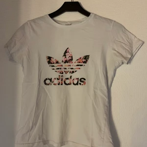 Adidas tröja - 50kr+ frakt:) Postar direkt, mer bilder på dm! Spårbar frakt!