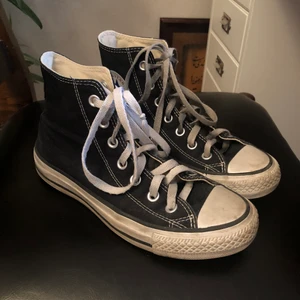 Svarta converse  - Svarta converse! Inte trasiga någonstans men helt okej använda! Skosnörena är nog det som behöver tvättas eller bytas ut, annars är skorna i väldigt bra skick 💘💕🤞🏼