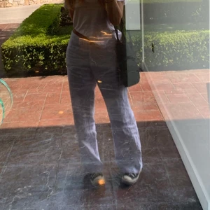 Lågmidjade linnebyxor  - Säljer dessa snygga lågmidjade linnebyxor som jag köpte på zalando för 1200kr, jag säljer på grund av att jag köpt ett par nya som jag gillar mer💕 storlek s och sitter lågmidjat🥰 har några små fläckar som man inte tänker på och därför har jag sänkt priset så pass mycket, jag är 162 för referens. Säljer för 300kr + frakt(66kr)💕