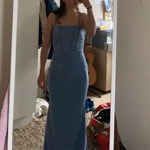 Ljusblå balklänning 💙 - Oanvänd balklänning från walG. Kostar ca 41 £ (~511kr) på hemsidan men är slutsåld i den här storleken. ☁️ 