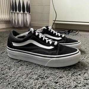 Plåt vans - Platå Vans i bra skick! Endast använda 1 gång men ser helt oanvända ut. 