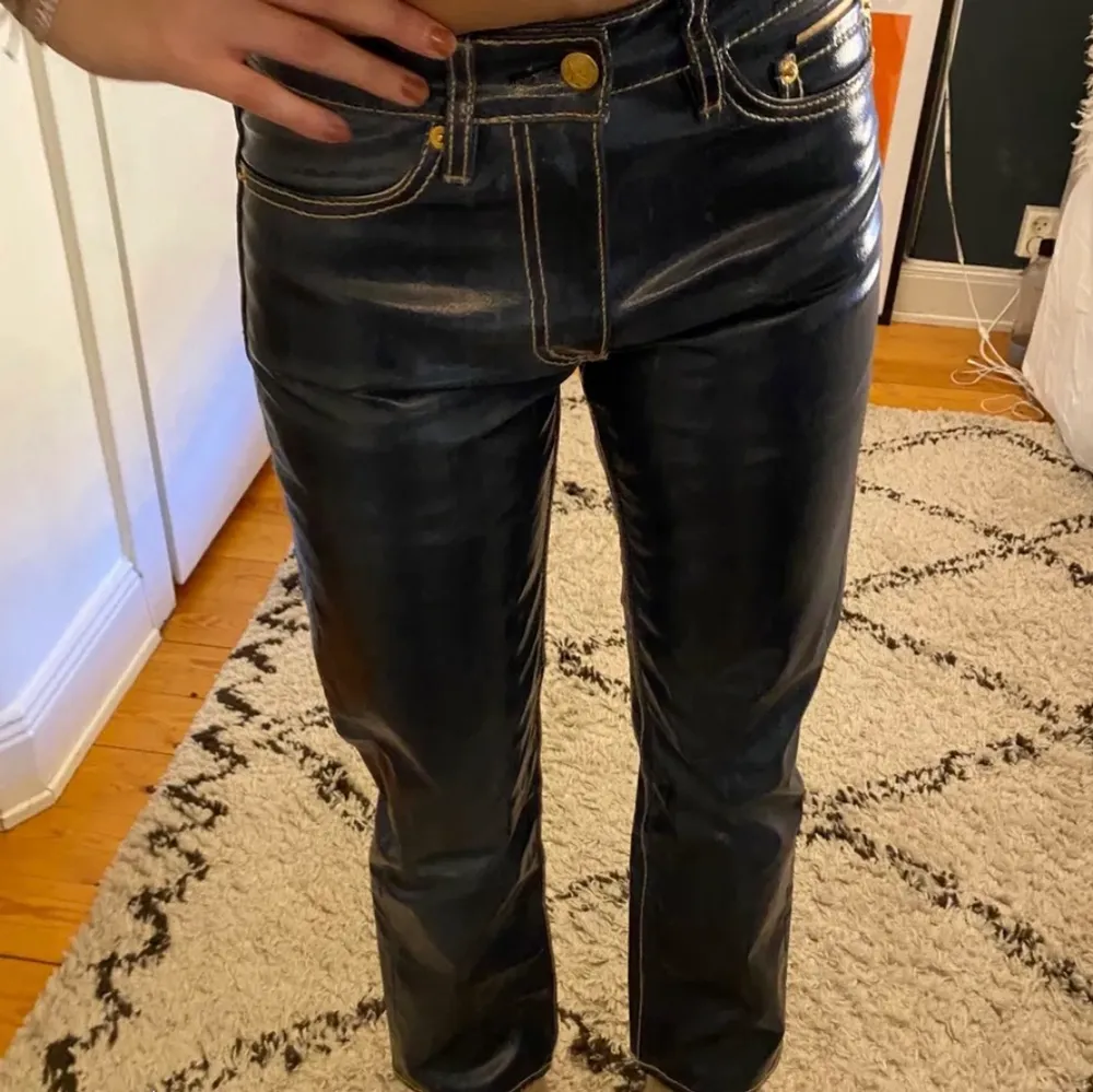Mina älskade coola byxor har börjat bli för små så jag bestämde mig att sälja dom❤️ det är den minsta storleken och jag har andvända dom 3 gånger ungefär❤️. Jeans & Byxor.