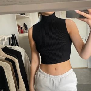 Zara topp - Säljer denna superfina Zara topp som är helt oanvänd! 