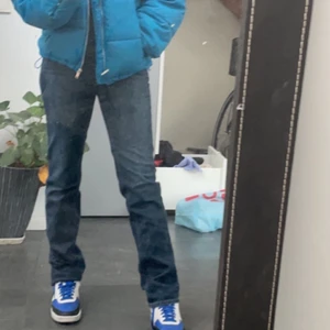 Esprit y2k jeans i nyskick  - Köpta nya! Knappast använt! Low waist jeans med wideleg. Blå jeans i storlek S/M. Fina y2k jeans som passar till mycket. 