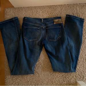 Helt nya jeans ifrån Diesel lågmidjade och låånga! Storlek 26/32, skriv för egna bilder🫶🏼