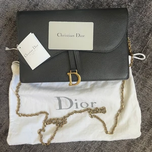 Dior Saddle och saddle skärp  - Dior saddle pouch med guld kedja. Mycket bra skick. Dustbag och kvitto följer med. 10000kr Dior skärp obs ÄKTA, som ny, inget kvitto tyvärr. 5000kr