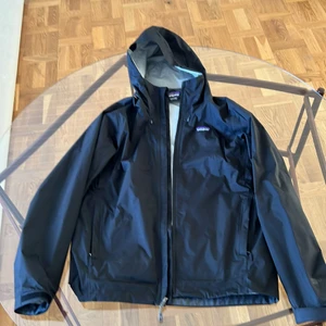 Patagonia Jacka /regnjacka strlM - Säljer min patagonia regnjacka PGA för liten. Den är i Nyskick, inköpt på Ted & Teresa göteborg. 100% vattenskydd 