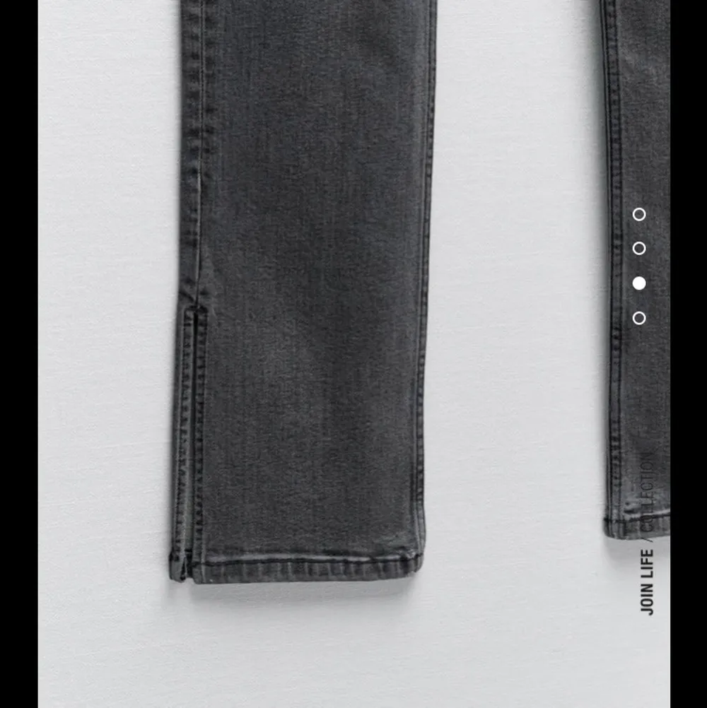 Lägger upp igen pga oseriös köpare! Ett par gråa sjukt snygga jeans från Zara med slit där nere, använda 1-2 gånger så i nyskick! Säljer då de inte kommer till användning längre, jag är 163 och de är perfekt i längd!💗💗. Jeans & Byxor.
