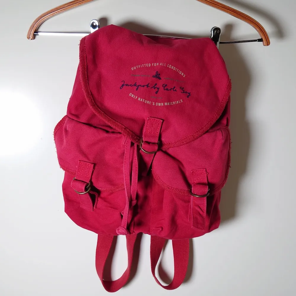 Röd ryggsäck med spännen🌱. Väskor.