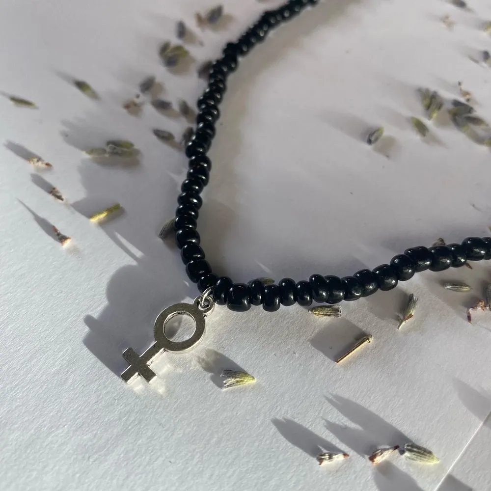 Halsband med svarta seedbeads och silverpläterat kvinnotecken🤍 finns även i vitt!. Accessoarer.