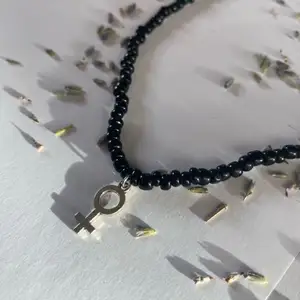 Halsband med svarta seedbeads och silverpläterat kvinnotecken🤍 finns även i vitt!