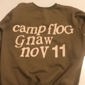Kanye west och kid Cudi collab. Strl Xl  - Den är 1 år gammal och den passar mig väldigt bra. Jag är 16 år och är 183. Den är olivgrön men ser mer brun ut. 