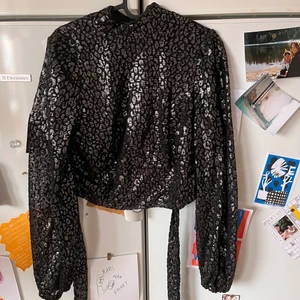 Tröja från bershka - Tröja från Bershka strlk M. Öppen rygg, puffärmar. 