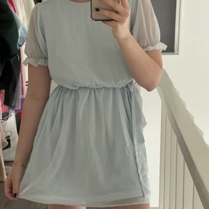 Klänning med puffärm - Ljusblå klänning med knytning och mesh puffärmar!! Så fin till sommaren och helt oanvänd