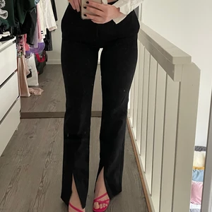kostymbyxa med slit - Högmidjade kostymbrallor med slits!! lång och stretchigt passform!! Jag är 167 och på bilden har jag liten klack