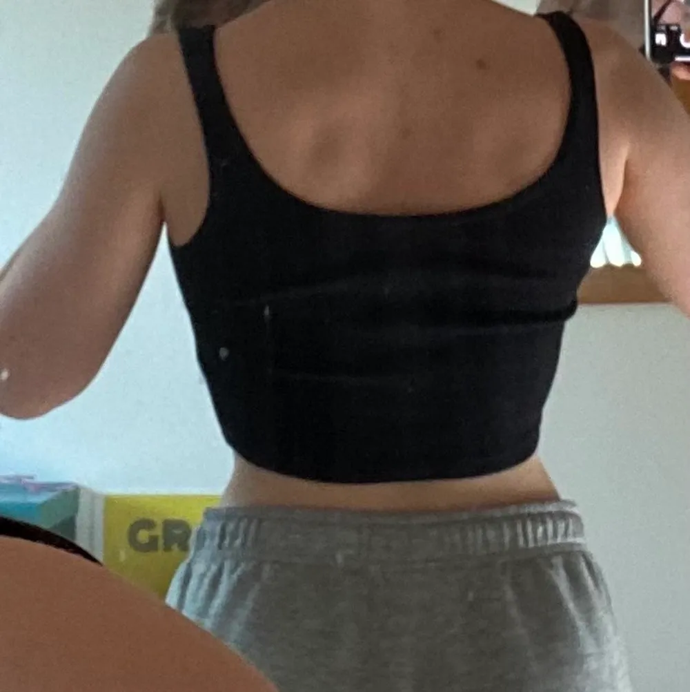 Säljer min croptop från Bik Bok! Ribbat material med 2 knappar där fram (går att knäppa upp alltså). Knappt använd så som i nyskick! Storlek: XS. Toppar.