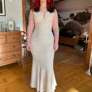 Balklänning strl 38 - En beige/guldig stretchig balklänning som endast blivit använd en gång. I priset ingår frakt 