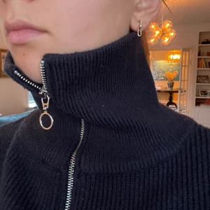 Zara stickad tröja - Stickad tröja i mjukt material. Storlek 13-14, passar mig som vanligtvis är S-M.💙 Helt felfri och säljer då jag inte använder längre.