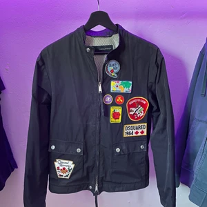 Dsquared2 vårjacka - Dsquared vårjacka i strl 48, S/M. Den är använd, men är i fint skick! Nypris 6000kr.