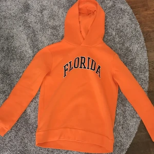 Florida hoddie limmetedd edition  - Florida hoddie storlek 158-16. Andvänd en gång. Den är i jättebra skick. Den är köpt för 650kr