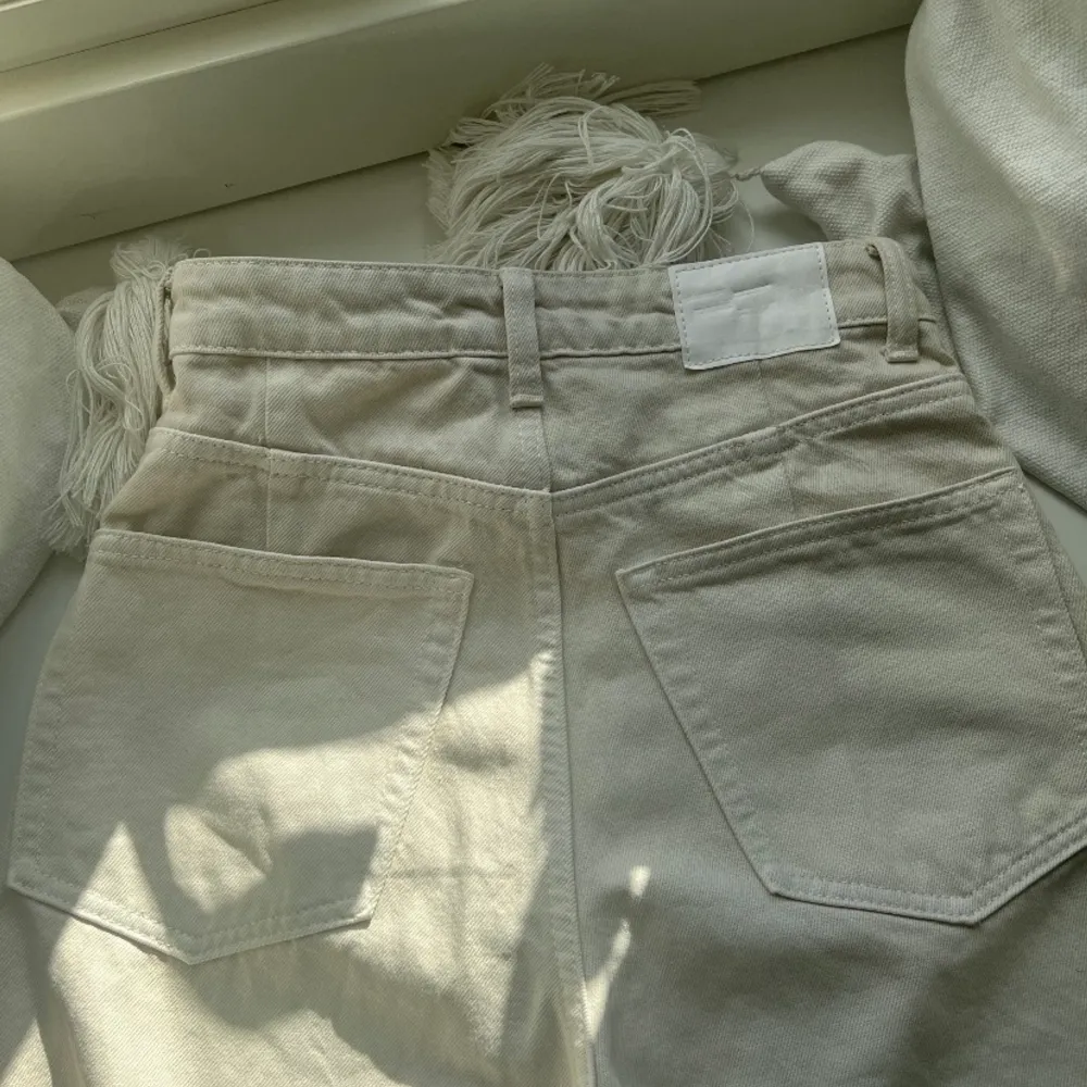 Säljer dessa snygga jeans! Lånade bilder🫣 De passar perfekt till sommaren! 💖 Kommer inte till användning löngre och därför säljer jag dem😍 Jättefina, orginalpris 499.. Jeans & Byxor.