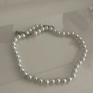 Pärlhalsband  - Säljer detta härliga pärlhalsband som är perfekt till sommaren då jag har två🤍