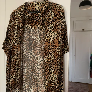 Leopardskjorta - Tunn leopardskjorta fint skick! 
