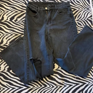 Gråa utsväng jeans - Säljer dom höra gråa jeansen som jag köpte förra året och har knappast använt dom (säljer direkt för 200)