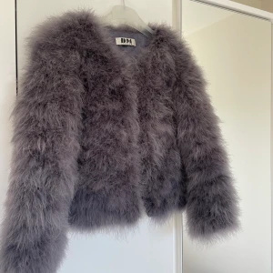 Dennis Maglic - Dennis Maglic jacka. Inköpt för ca 1500kr inne på Emporia för ungefär 5 år sedan. Har använt jackan 5 gånger Max. Nyskick 