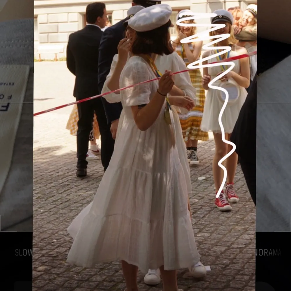 En vit klänning som passar perfekt till studenten eller ä sommaren ☺️. I mycket bra skick och endast använd 2 gngr!. Klänningar.