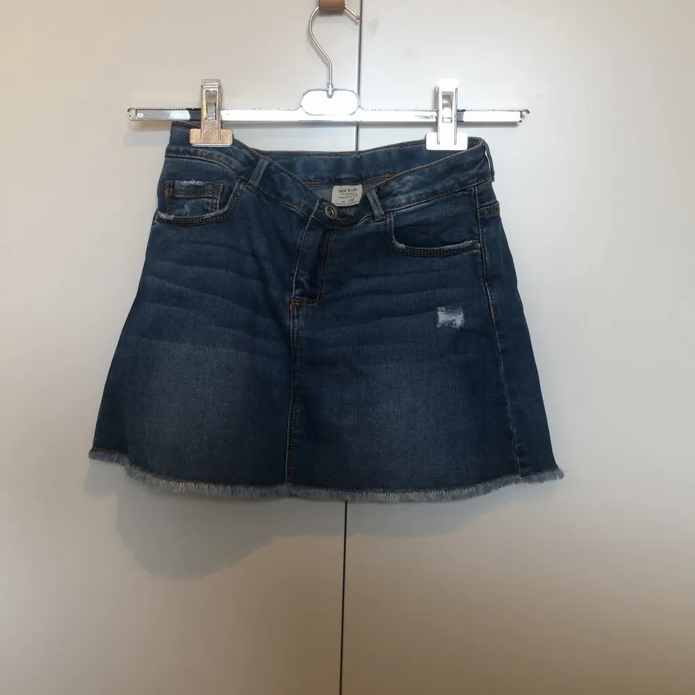 Säljer denna super fina jeans kjol från zara i slk 11-12/152cm (stor i slk så passar typ xs). Säljer för att jag har två av samma så den är oanvänd. 😍 skriv privat för fler frågor och bilder!. Kjolar.