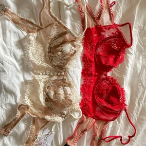 For love & lemons - Säljer mina två dröm braletter ifrån for love & lemons som är lite för små för mig😩 Den röda är helt ovanvänd och har kvar lappen på! Det enda är med den röda att när jag fick den så saknade den en knapp men som tur är så fick man med en extra knapp som man kan sy på själv. Den vita har jag använt 1 gång och jag älskar den, den är så snygg under en skjorta eller vad som egentligen. Båda är i storlek S❤️🤍 Säljer båda för 500kr styck  (ord pris £85)
