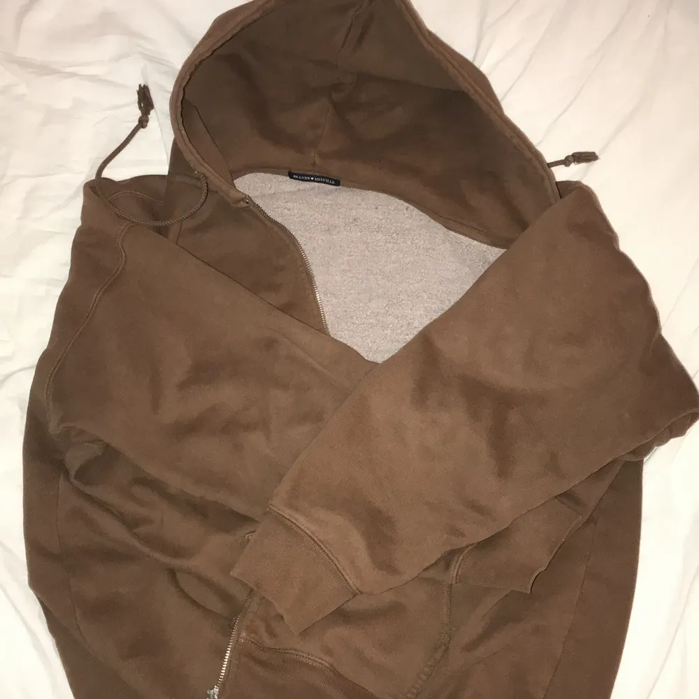 Säljer min fina Brandy Melville zip-up som är i nyskick men har en svart fläck på underarmen men är inte så lätt att lägga märke till. Oversized som är fin på alla! Köptes originellt för ca 400 kr!   Frakt endast, köpare står för frakten.. Hoodies.