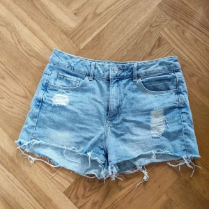 Shorts - High waist jeans shorts i storlek 40, säljs pga för små