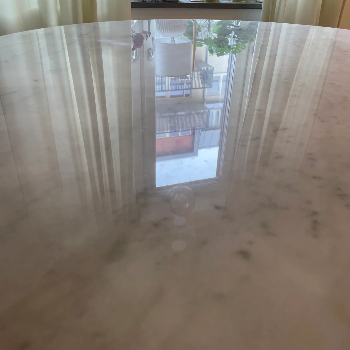 Marmor matbord med mässingben  - 91