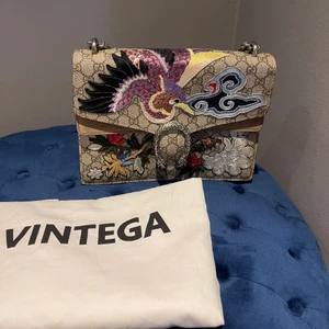 Gucci dionysus medium Gg 2016 re-edition - En Dionysus medium i perfekt skick, den är som ny! Är ofta slutsåld och svår att få tag i denna limited edition. Använd med försiktighet och alltid väl omhändertagen. Förvarad i dustbag när den inte har använts. Köpt på Ventega.  Nypris ca 30.000kr.   Mått: Bredd: 30cm Höjd: 21cm Djup: 10cm  Länk till väskan:   https://www.gucci.com/se/en_gb/pr/women/handbags/shoulder-bags-for-women/2016-re-edition-dionysus-bag-p-403348KWZRR9904  Väskan kommer med: dustbag från Ventega samt äkthetsintyg från Ven