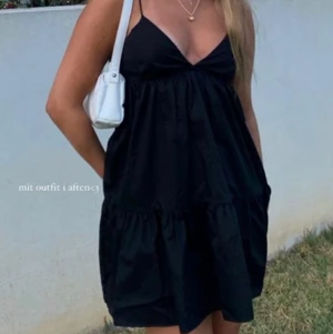 Zara klänning  - Super fin och populär klänning från zara som är slutsåld! Endast använd en gång💕💕 Minskat så den passar som S!