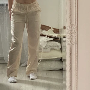 Linnebyxor hm - INTRESSEKOLL på mina jättefina linnebyxor som jag köpte i somras på hm för 400, vill sälja de för lite mer om det är så att någon är intresserad då dem bara är använda 1 gång och är som nya 💘💘 säljer för minst 500+frakt 