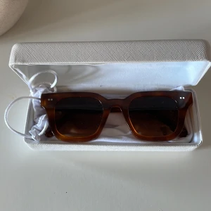 Chimi solglasögon 04 - Säljer mina helt oanvända chimis i färgen havana. Har aldrig använt då jag köpte i fel färg. Tillhörande låda finns också