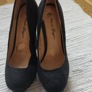 Svarta höga pumps  - Svarta höga pumps, ca 13-14 cm klackar. Använda men i fint skick, ingen större fläck eller slitage förutom i sulan.   Köpare står för frakten. 
