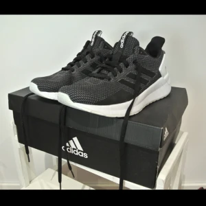 Nya adidasskor oanvända - Helt oanvända och i mycket bra skick, säljes då jag ej har någon användning utav de.