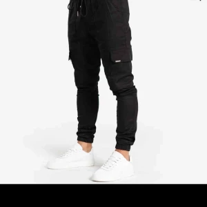 Cargopants - Bee Inspired Cargopants. Aldrig använda. Nypris: 700 kr