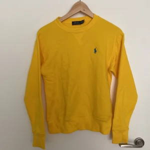 Gul ralph lauren - Endast använd en gång + skrynklig för legat i garderoben.   Frakt tillkommer om man ej vill mötas upp!😊