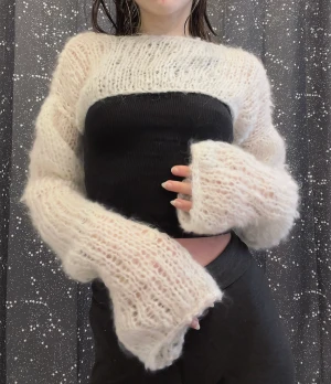 Candide bolero☁️ - Candide bolero☁️HANDSTICKAD som är perfekt för att piffa upp en outfit och supertrendig. Checka gärna min instagram och tiktok @restroyfashion ❤️